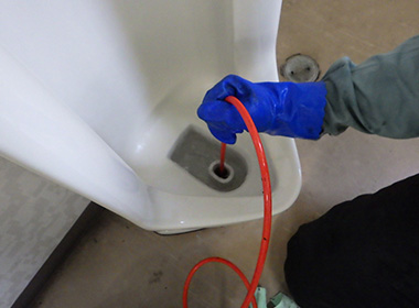 写真：トイレ排水管洗浄（尿石除去含む）